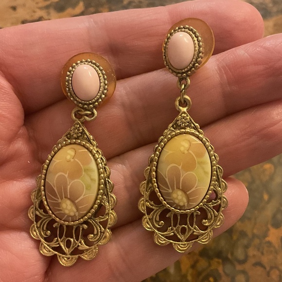 VINTAGE Made in Italy Gold tone Floral filigree design Ceramic Earrings - Picture 6 of 7